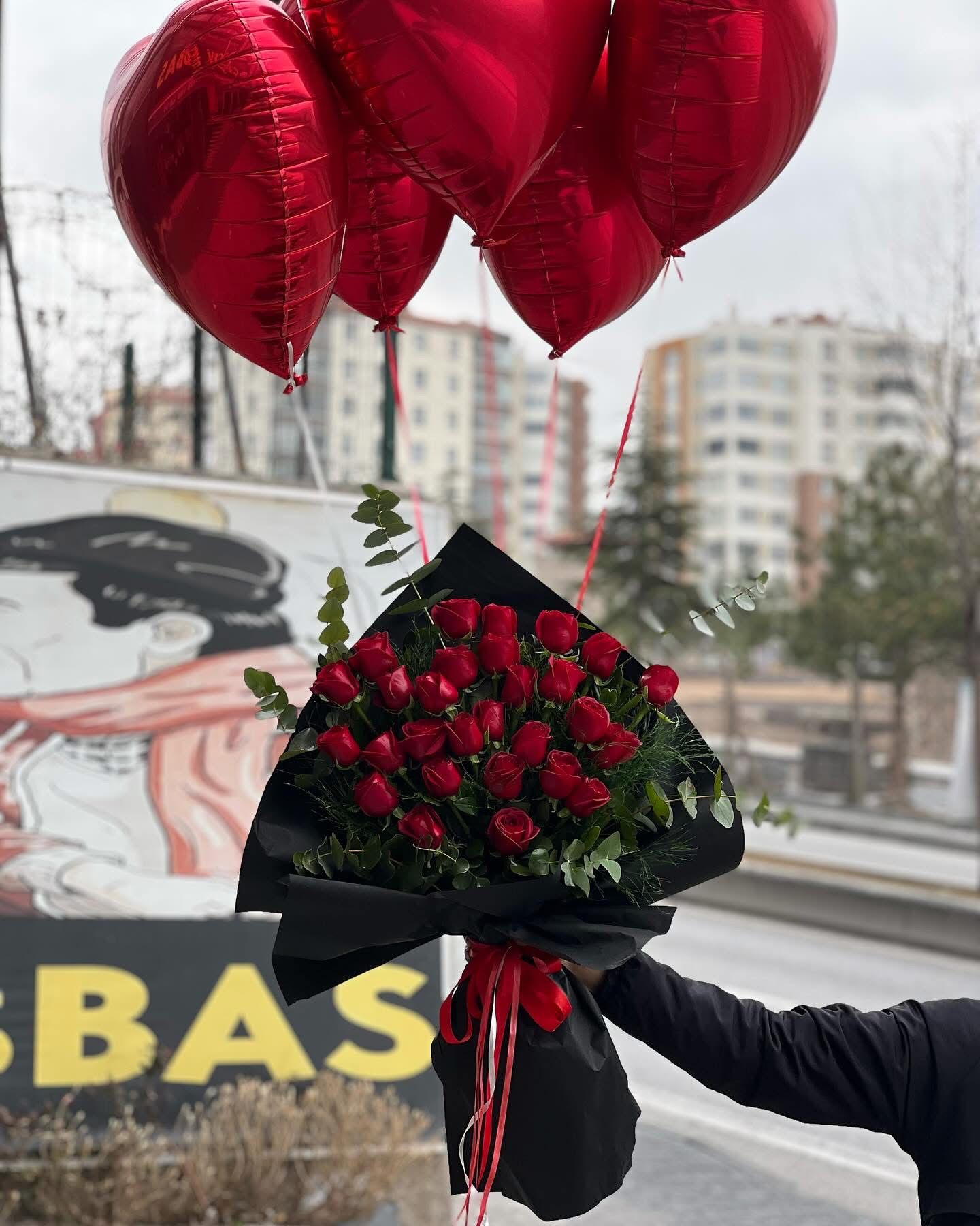 25 Gül Buket & Uçan Kalpli Balonlar
